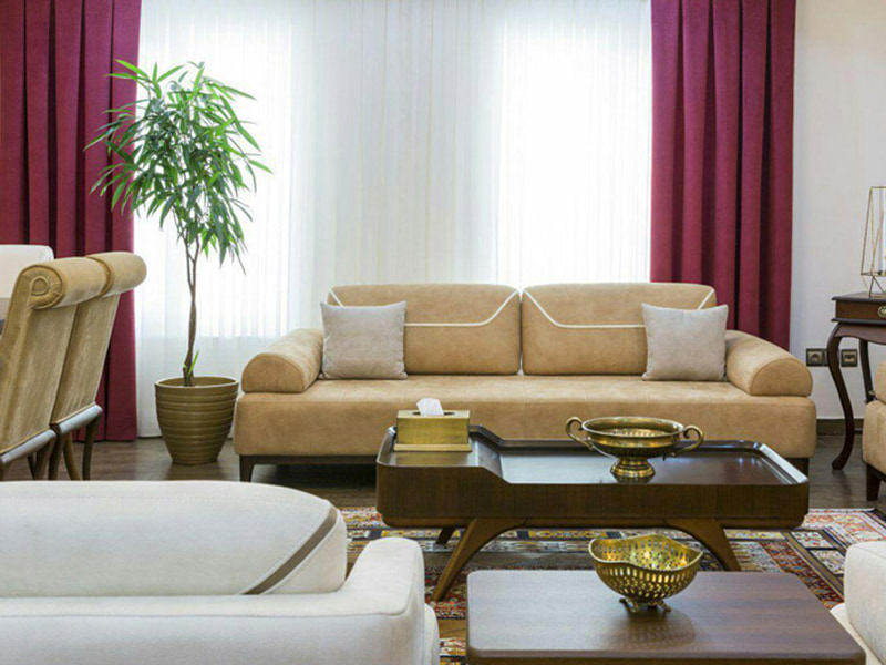 چرا انتخاب پرده مناسب برای مبل نسکافه ای اهمیت دارد؟